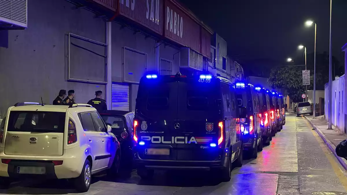 Das Zentrum am Hafen ist das fünfte vorübergehende Aufnahmelager in Ceuta. - Bild: Gabriela Sardá Núñez/EUROPA PRESS/dpa