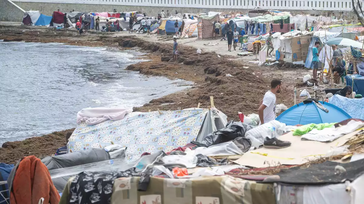 Nach der massenhaften Ankunft hatten Tausende rund eineinhalb Monate unter schwierigen Bedingungen auf der Straße oder am Strand verbracht. - Bild: Marcos Moreno/EUROPA PRESS/dpa