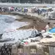Nach der massenhaften Ankunft hatten Tausende rund eineinhalb Monate unter schwierigen Bedingungen auf der Straße oder am Strand verbracht. - Bild: Marcos Moreno/EUROPA PRESS/dpa