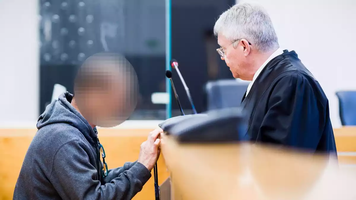 Hat er seine eigene Familie angegriffen, seine Frau getötet und seine Tochter lebensgefährlich verletzt? Der Angeklagte will sich im Prozess äußern. - Bild: Moritz Frankenberg/dpa