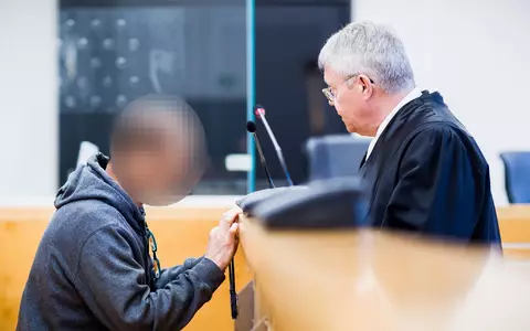 Hat er seine eigene Familie angegriffen, seine Frau getötet und seine Tochter lebensgefährlich verletzt? Der Angeklagte will sich im Prozess äußern. - Foto: Moritz Frankenberg/dpa