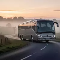Ein Reisebus auf einer leeren Landstraße in einer nebligen Landschaft. - Foto: über boerse-global.de