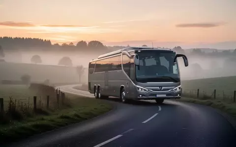 Ein Reisebus auf einer leeren Landstraße in einer nebligen Landschaft. - Foto: über boerse-global.de