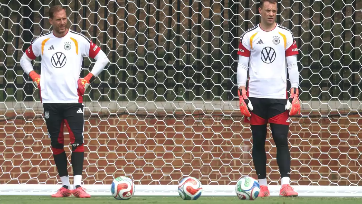 Stellvertreter Baumann und Stammkeeper Neuer waren bei der WM dabei. (Archivbild) - Bild: Jan Woitas/dpa