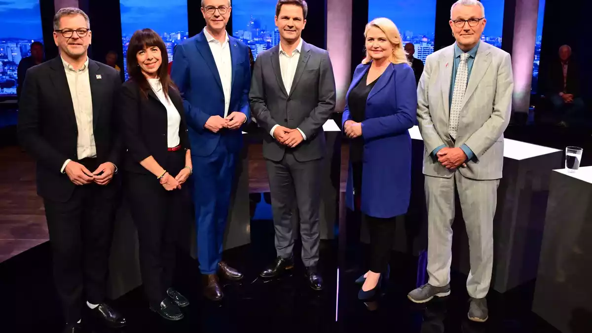 Die Spitzenkandidaten der Parteien für die Berlin-Wahl am 20. September trafen schon bei mehreren Diskussionsrunden aufeinander. Von links nach rechts: Werner Graf (Grüne), Elif Eralp (Linke), Stefan Evers (CDU), Steffen Krach (SPD), Kristin Brinker (AfD) und Michael Lüders (BSW). (Archivbild)  - Bild: Sebastian Gollnow/dpa