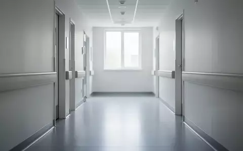 Ein heller, steriler Krankenhausflur ohne Personen, der eine ruhige und nachdenkliche Atmosphäre vermittelt. - Foto: über boerse-global.de