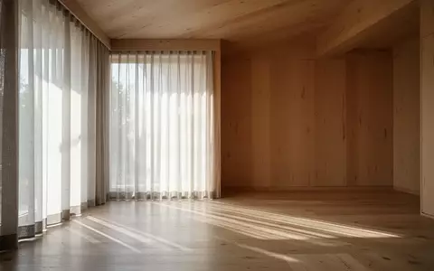 Ein minimalistischer, lichtdurchfluteter Raum mit sanften architektonischen Linien und einer ruhigen, einladenden Atmosphäre. - Foto: über boerse-global.de