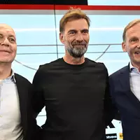 DFB-Vizepräsident Hans-Joachim Watzke (r) mit Bundestrainer Jürgen Klopp (M) DFB-Präsident Bernd Neuendorf. (Archivbild)  - Foto: Florian Wiegand/dpa