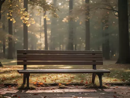 Eine leere Parkbank in einer ruhigen, sonnendurchfluteten Naturlandschaft als Symbol für mentale Erholung und Stille. - Foto: über boerse-global.de
