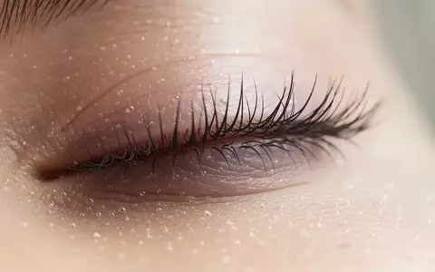 Nahaufnahme eines menschlichen Lidrandes mit Wimpern bei natürlichem Licht, Fokus auf die Textur der Haut und der Wimpernwurzeln. - Foto: über boerse-global.de