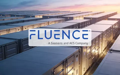 Moderne Batteriegroßspeicheranlage in einer industriellen Umgebung bei Dämmerung, die für Innovation und Energiewirtschaft steht. - Foto: über boerse-global.de