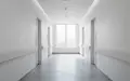 Ein heller, moderner Krankenhausflur mit minimalistischer Architektur und diffusem Tageslicht. - Foto: über boerse-global.de