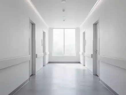Ein heller, moderner Krankenhausflur mit minimalistischer Architektur und diffusem Tageslicht. - Foto: über boerse-global.de