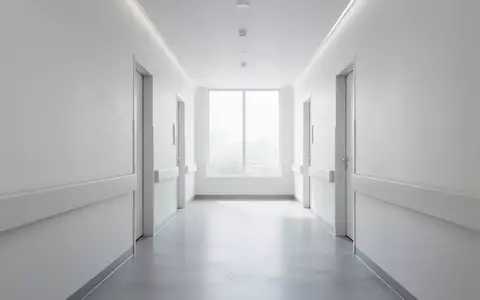 Ein heller, moderner Krankenhausflur mit minimalistischer Architektur und diffusem Tageslicht. - Foto: über boerse-global.de