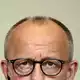 Kanzler Merz blickt in eine ungewisse Zukunft. - Bild: Christoph Soeder/dpa