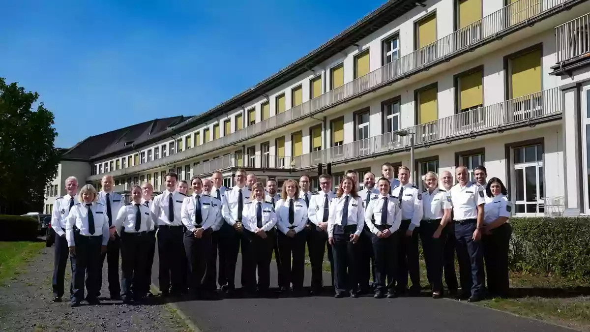 POL-WI: Mehr Polizei vor Ort: Polizeipräsident Björn Gutzeit begrüßt die Schutzleute vor Ort - Bild: presseportal.de