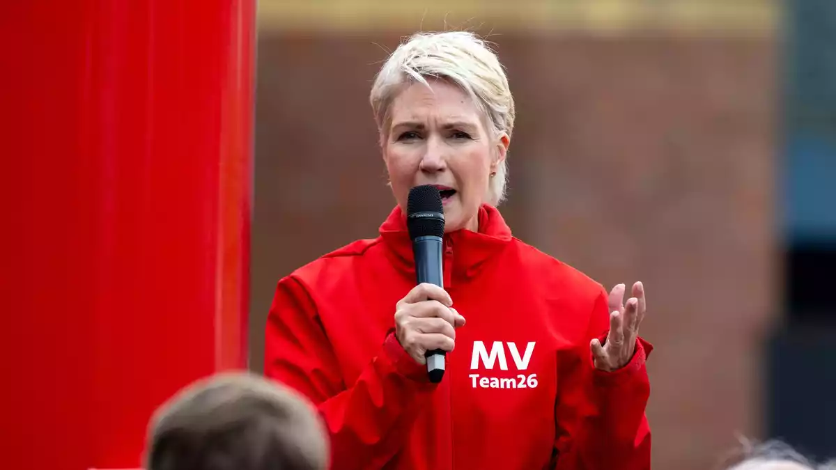 SPD-Regierungschefin Manuela Schwesig hat in Mecklenburg-Vorpommern in einer letzten Umfrage die AfD wieder vom Spitzenplatz verdrängt. - Bild: Stefan Sauer/dpa