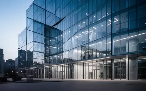 Moderne Glasarchitektur bei Dämmerung, die symbolisch für die technologische Entwicklung und Expansion in Europa steht. - Foto: über boerse-global.de
