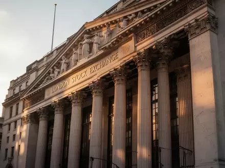 Die Fassade der Londoner Börse bei Sonnenuntergang. - Foto: über boerse-global.de