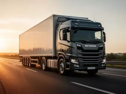 Ein moderner Lastwagen auf einer Autobahn bei Sonnenuntergang als Symbol für Logistik und Transport. - Foto: über boerse-global.de