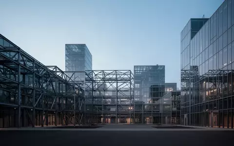 Moderne Industriearchitektur mit geometrischen Strukturen und Glasfassaden in der Abenddämmerung. - Foto: über boerse-global.de