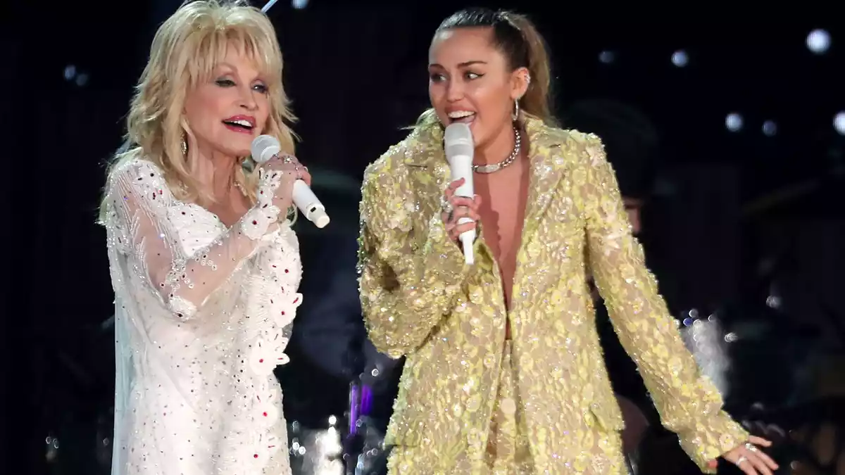 Die Sängerin Miley Cyrus mit ihrer kürzlich verstorbenen Patentante und Ikone Dolly Parton. (Archivbild) - Bild: Matt Sayles/Invision/AP/dpa