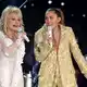 Die Sängerin Miley Cyrus mit ihrer kürzlich verstorbenen Patentante und Ikone Dolly Parton. (Archivbild) - Bild: Matt Sayles/Invision/AP/dpa