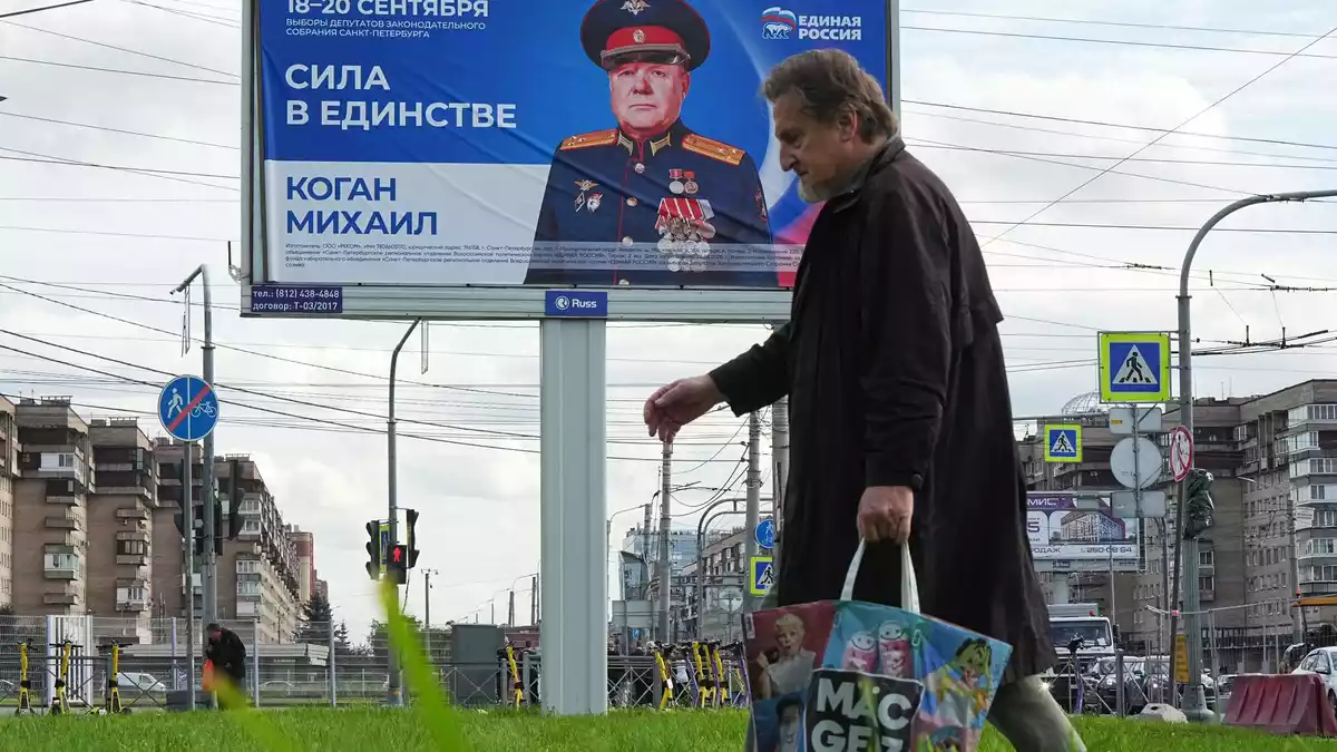 Die Kremlpartei Geeintes Russland erwartet nach dem Ausschluss der Oppositionspartei Jabloko erneut einen Sieg bei der Parlamentswahl. (Archivbild) - Bild: Dmitri Lovetsky/AP/dpa