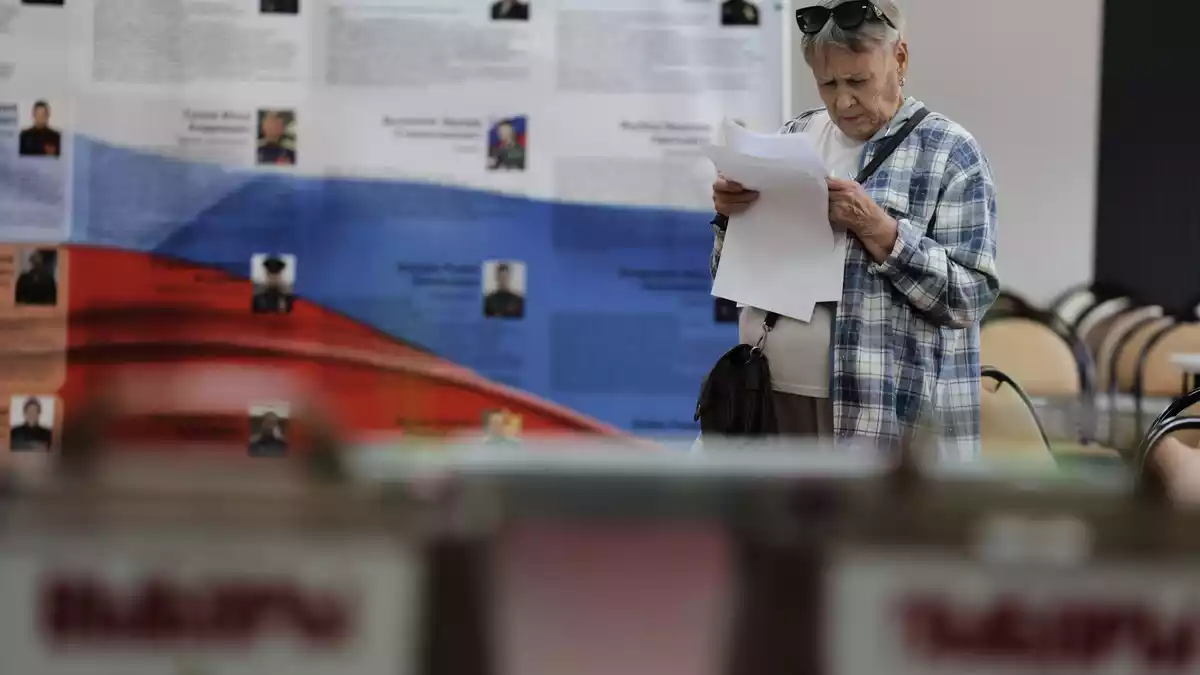 Die Menschen in Russland sind erstmals seit Beginn des Angriffskriegs gegen die Ukraine zur Wahl eines neuen Parlaments aufgerufen. - Bild: Uncredited/AP/dpa