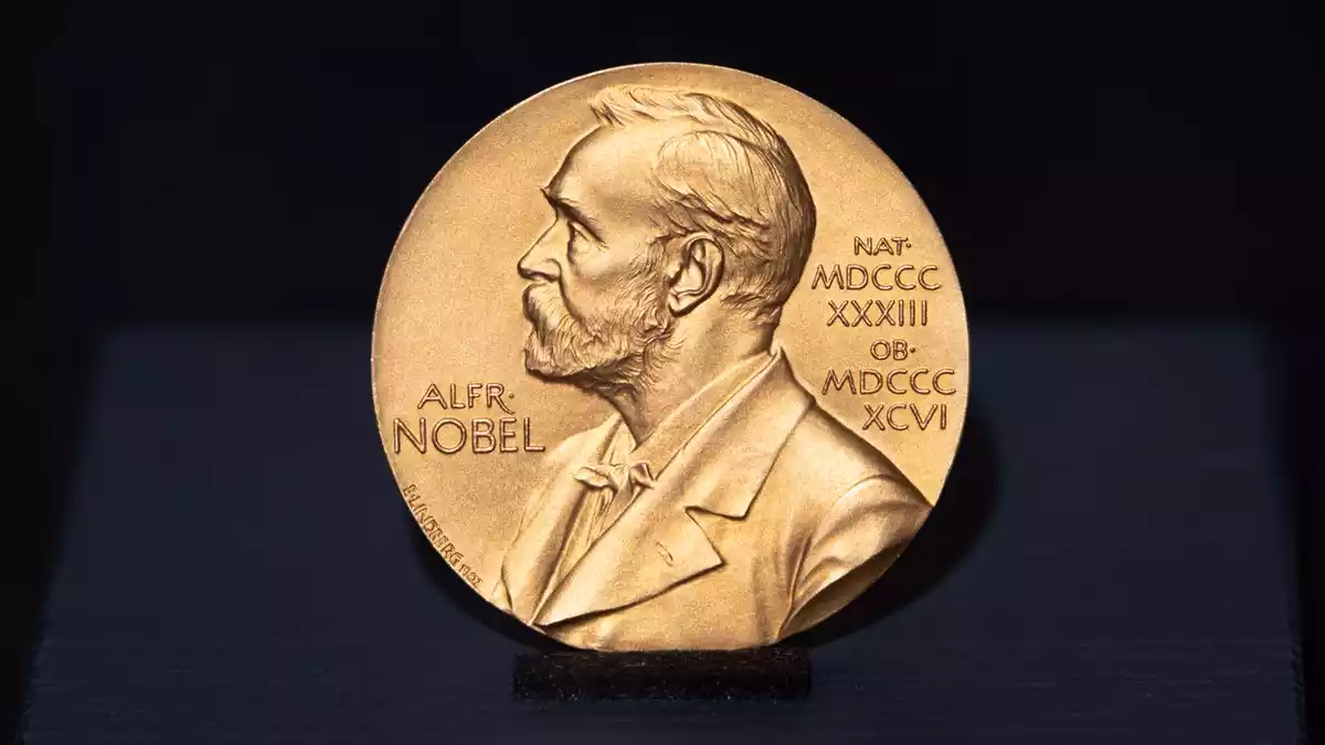 Wer den begehrten Nobelpreis bekommt, erhält auch eine Medaille - und in diesem Jahr 12 Millionen schwedische Kronen (rund 1 Million Euro). (Symbolbild) - Bild: Daniel Reinhardt/dpa