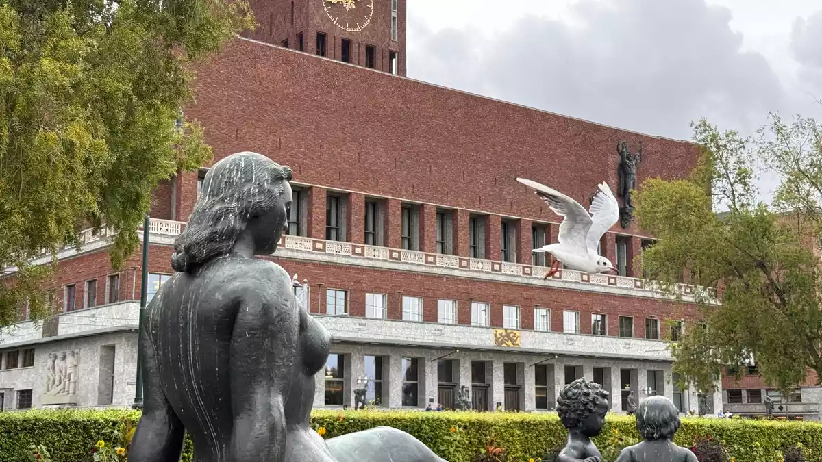 Als einzige der Auszeichnungen wird der Friedensnobelpreis nicht in Stockholm, sondern in der norwegischen Hauptstadt Oslo vergeben und im Rathaus der Stadt überreicht. Auch er ist in diesem Jahr mehr wert. (Archivbild) - Bild: Julia Wäschenbach/dpa