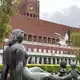 Als einzige der Auszeichnungen wird der Friedensnobelpreis nicht in Stockholm, sondern in der norwegischen Hauptstadt Oslo vergeben und im Rathaus der Stadt überreicht. Auch er ist in diesem Jahr mehr wert. (Archivbild) - Bild: Julia Wäschenbach/dpa