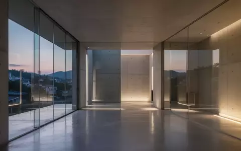 Ein minimalistischer, moderner Innenraum mit klaren Linien und weichem Licht in der Dämmerung. - Foto: über boerse-global.de