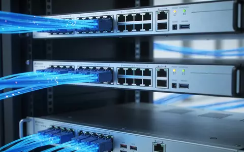 Moderne Serveranlage in einem Rechenzentrum mit leuchtenden Glasfaserkabeln und Hochleistungs-Hardware. - Foto: über boerse-global.de