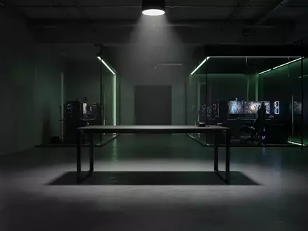 Ein minimalistisch gestalteter Raum mit stimmungsvoller grüner Akzentbeleuchtung und modernem, dunklem Design. - Foto: über boerse-global.de