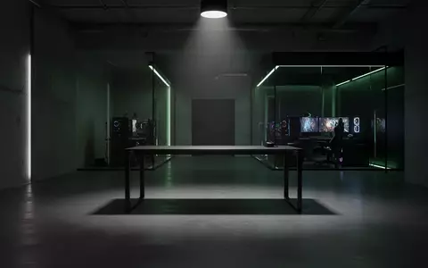 Ein minimalistisch gestalteter Raum mit stimmungsvoller grüner Akzentbeleuchtung und modernem, dunklem Design. - Foto: über boerse-global.de
