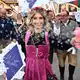 Inzwischen hat die 38-jährige Cathy Hummels eine Lizenz für die Wiesn. (Archivbild) - Bild: Felix Hörhager/dpa