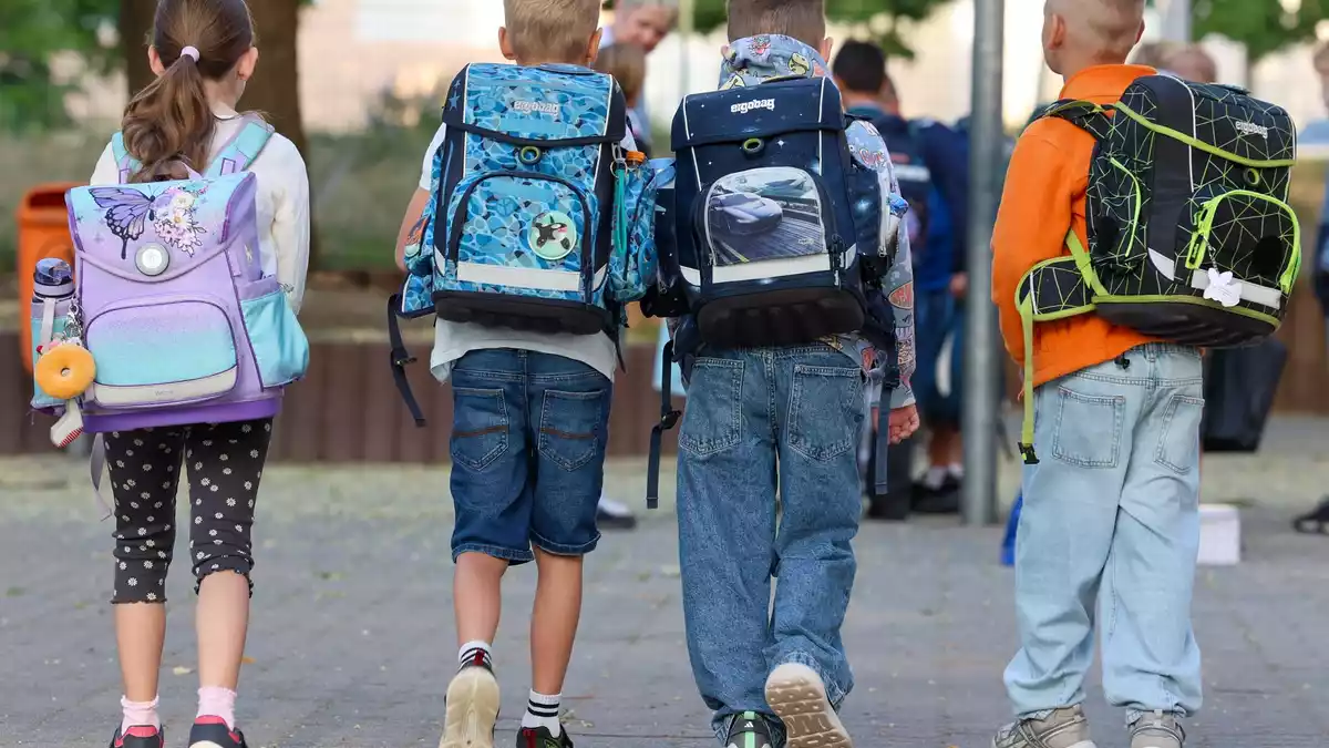 Nach jahrelangem Anstieg geht die Zahl der Schülerinnen und Schüler in Deutschland ab 2029 zurück. (Symbolbild) - Bild: Peter Gercke/dpa