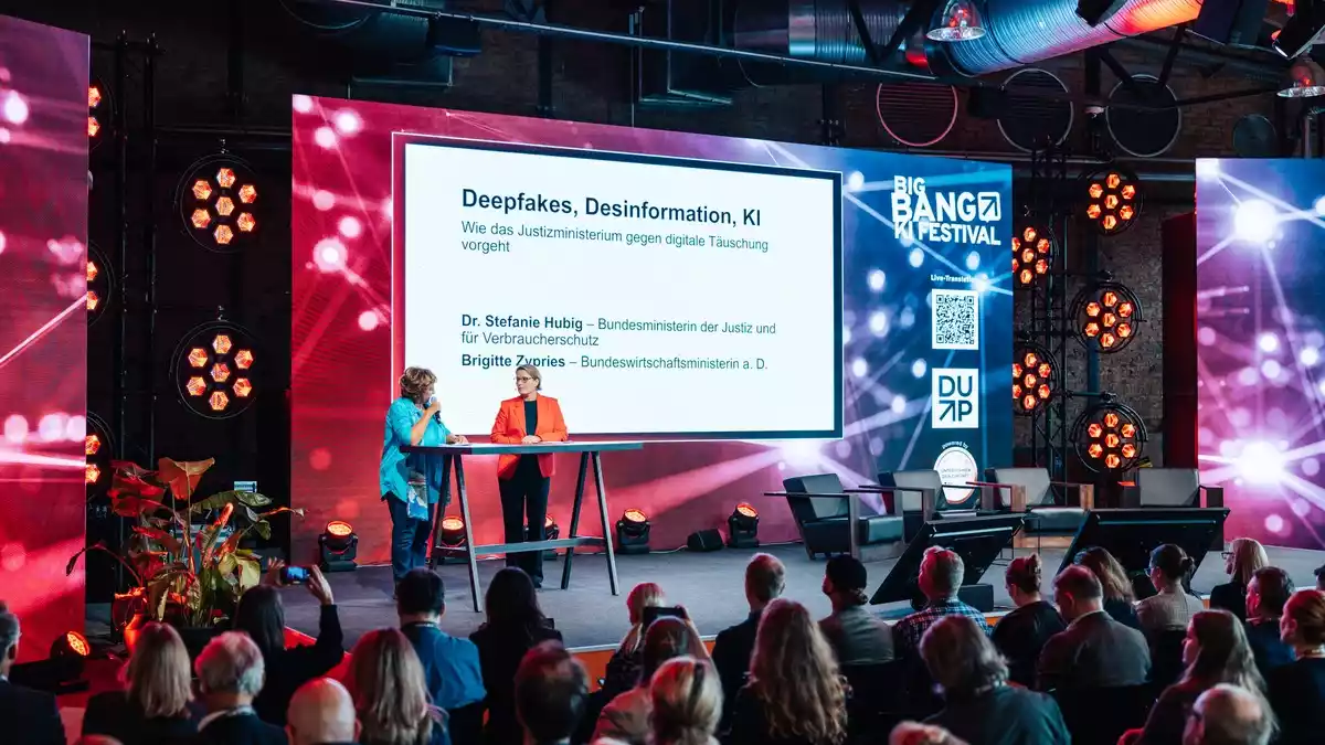 Hubig kündigt schärferes Vorgehen gegen Deepfakes an / BIG BANG KI FESTIVAL 2026 mit Besucherrekord: 11.400 Gäste / Microsoft-Manager Alexander Britz fordert KI-Verhaltenskodex, Jens de Buhr KI-Pause - Bild: presseportal.de