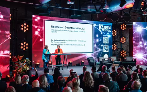 Hubig kündigt schärferes Vorgehen gegen Deepfakes an / BIG BANG KI FESTIVAL 2026 mit Besucherrekord: 11.400 Gäste / Microsoft-Manager Alexander Britz fordert KI-Verhaltenskodex, Jens de Buhr KI-Pause - Foto: presseportal.de