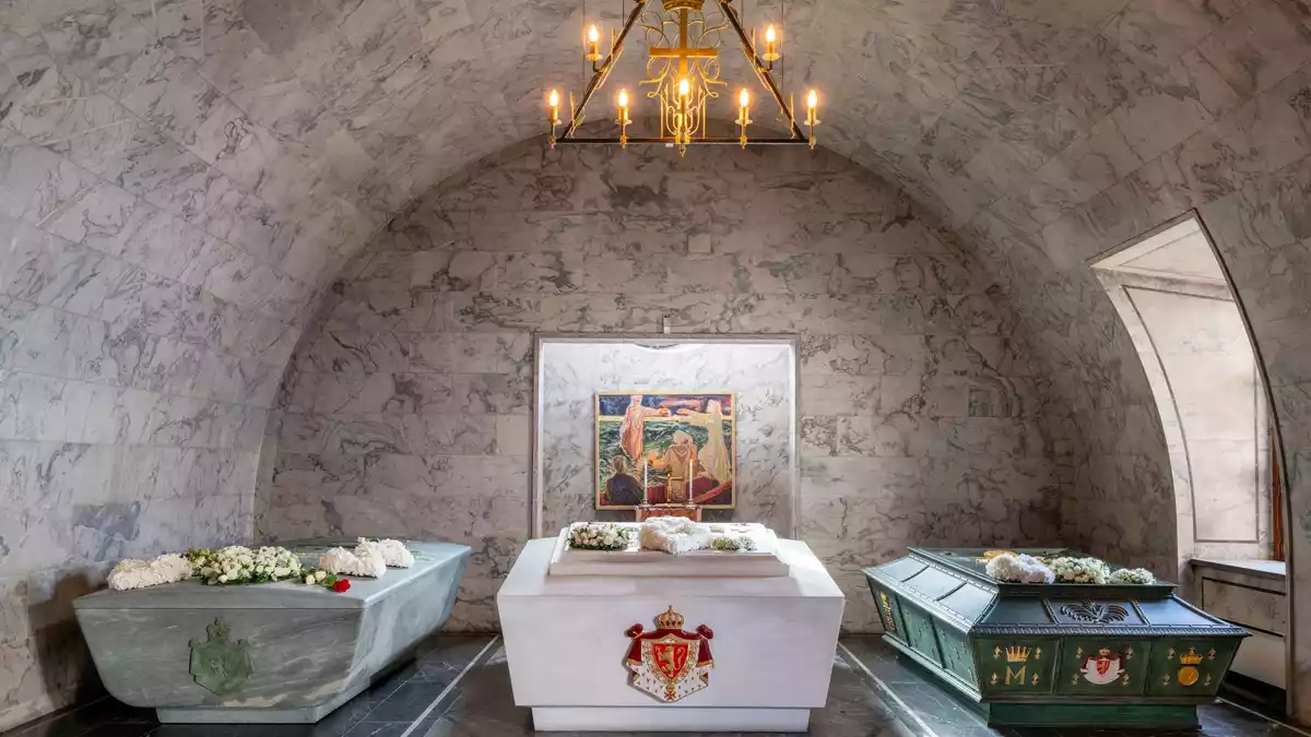 Der Sarkophag von König Harald V. (links) steht jetzt im königlichen Mausoleum neben den Sarkophagen seiner Eltern und Großeltern. (Handout) - Bild: Øivind Möller Bakken/Det kongelige hoff/dpa