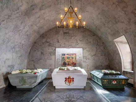 Der Sarkophag von König Harald V. (links) steht jetzt im königlichen Mausoleum neben den Sarkophagen seiner Eltern und Großeltern. (Handout) - Foto: Øivind Möller Bakken/Det kongelige hoff/dpa