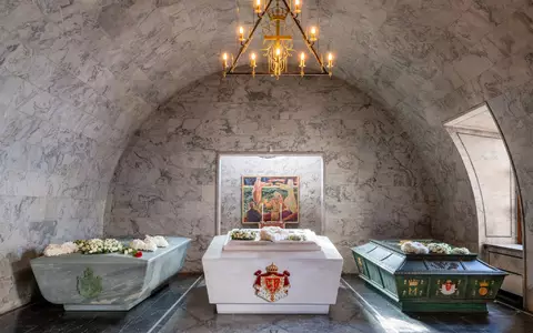 Der Sarkophag von König Harald V. (links) steht jetzt im königlichen Mausoleum neben den Sarkophagen seiner Eltern und Großeltern. (Handout) - Foto: Øivind Möller Bakken/Det kongelige hoff/dpa