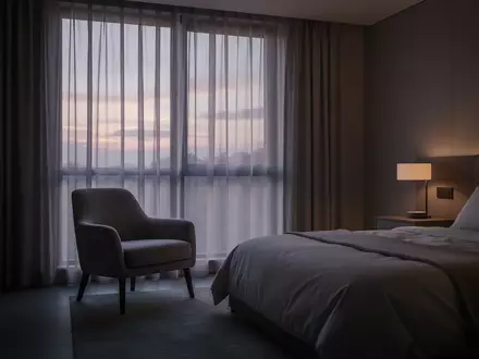 Ein ruhiges, modern eingerichtetes Schlafzimmer bei Dämmerung, das eine Atmosphäre der Entspannung und Erholung vermittelt. - Foto: über boerse-global.de