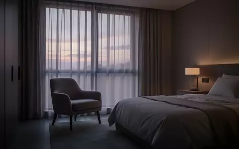 Ein ruhiges, modern eingerichtetes Schlafzimmer bei Dämmerung, das eine Atmosphäre der Entspannung und Erholung vermittelt. - Foto: über boerse-global.de
