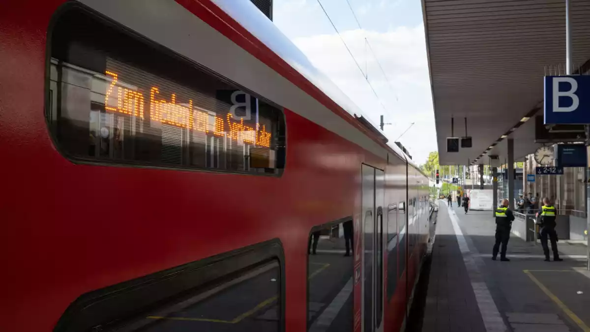 Eine Schweigeminute auf Gleis 1 leitete das Gedenken ein. - Bild: Hannes P.  Albert/dpa