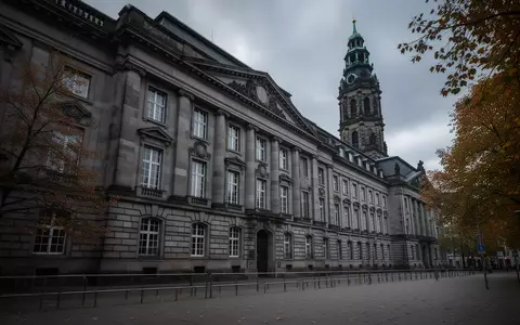 Die historische Fassade eines Frankfurter Gebäudes im Herbst bei bewölktem Himmel. - Foto: über boerse-global.de