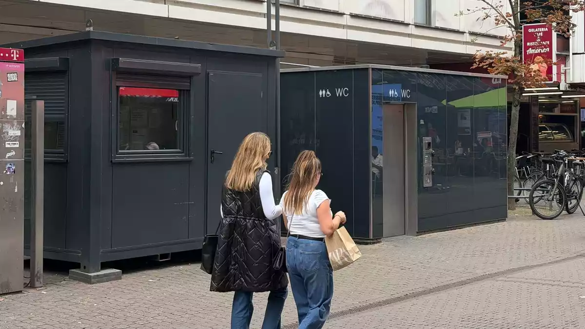 Diese Toilette in der Kölner Innenstadt wird ständig bewacht - und das ist ganz schön teuer. - Bild: Dominik Kotzur/dpa
