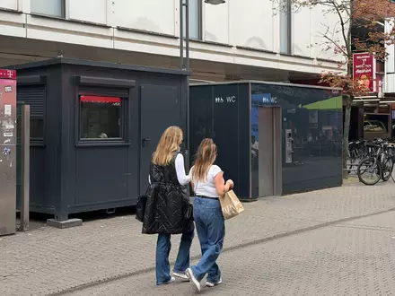 Diese Toilette in der Kölner Innenstadt wird ständig bewacht - und das ist ganz schön teuer. - Foto: Dominik Kotzur/dpa