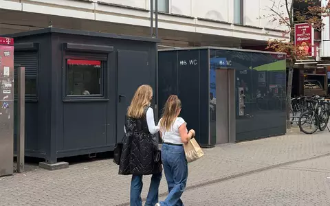 Diese Toilette in der Kölner Innenstadt wird ständig bewacht - und das ist ganz schön teuer. - Foto: Dominik Kotzur/dpa